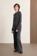 Ceinture élastique à la taille, sans fermeture, assurant un maintien confortable et un enfilage facile au quotidien.