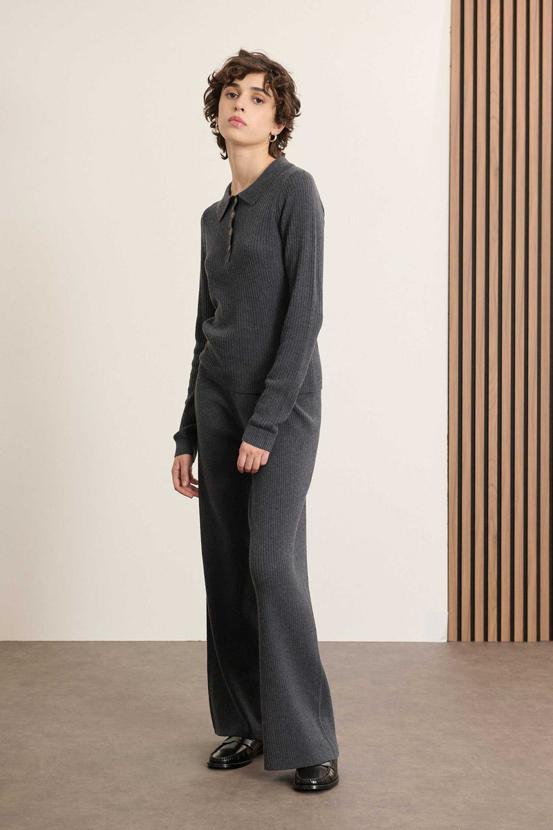 Ceinture élastique à la taille, sans fermeture, assurant un maintien confortable et un enfilage facile au quotidien.