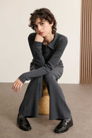 Maille fine et souple au tombé droit, sans pinces ni plis, pour une silhouette fluide et décontractée.