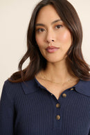 Haut pour femme Garance Paris AH 2025 coloris marine, le pull BINTI au col polo et à l'ouverture boutonnée. 