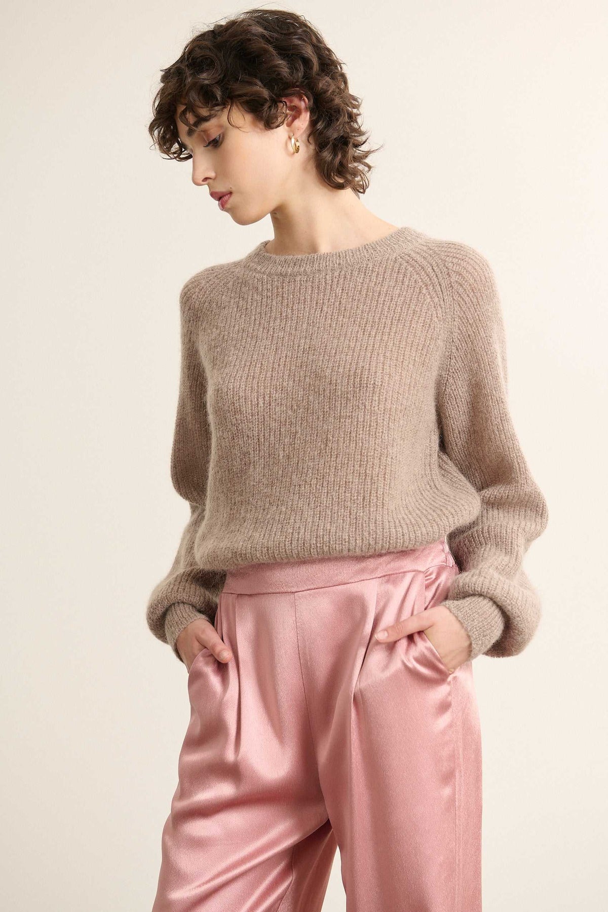 Pull coloris taupe, à la coupe ample aux emmanchures raglan, avec boutonnage dans le dos, un essentiel chez Garance.