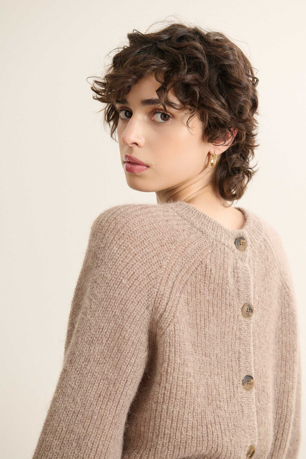 Matière douce et duveteuse composée de nylon, laine mérinos et kid mohair, maille chaude et légèrement vaporeuse.