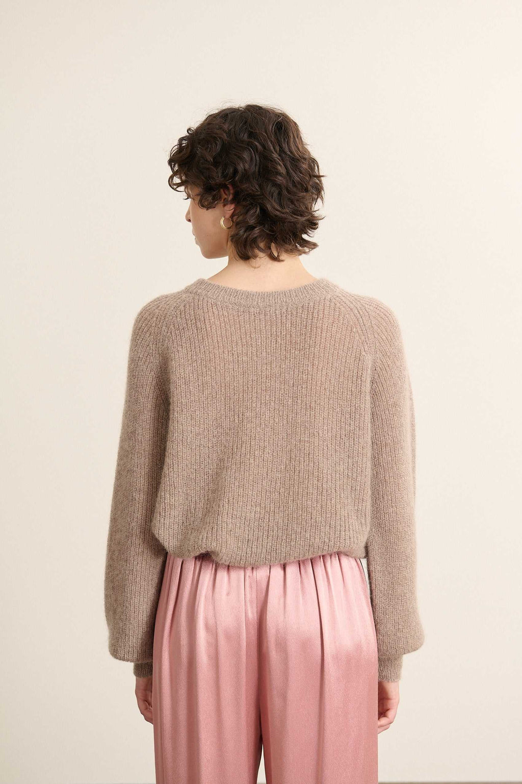 Pull ample taupe en mohair et mérinos, collection Garance Paris automne hiver 2025, boutonnage dos réversible.