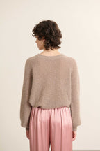 Pull ample taupe en mohair et mérinos, collection Garance Paris automne hiver 2025, boutonnage dos réversible.