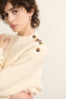 Pull à col rond avec bord-côtes souple, monté à plat avec couture intérieure propre et bonne tenue au porté.