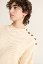 Maille douce en 55 % viscose, 25 % laine mérinos et 20 % acrylique, tombé souple avec texture chaude et confortable.