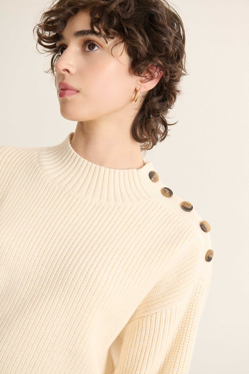 Maille douce en 55 % viscose, 25 % laine mérinos et 20 % acrylique, tombé souple avec texture chaude et confortable.