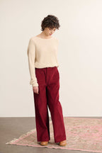 KWI, pull avec Nœud plat cousu en haut du décolleté dos, dans la même matière que le pull, détail délicat et féminin.