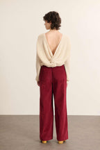 Pull beige à dos ouvert et nœud, collection Garance Paris automne hiver 2025, maille douce et décolleté féminin au dos.