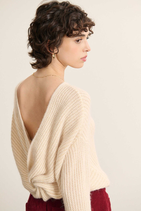 Jumper with a classic round neck at the front, set flat with discreet ribbing to maintain the collar shape.