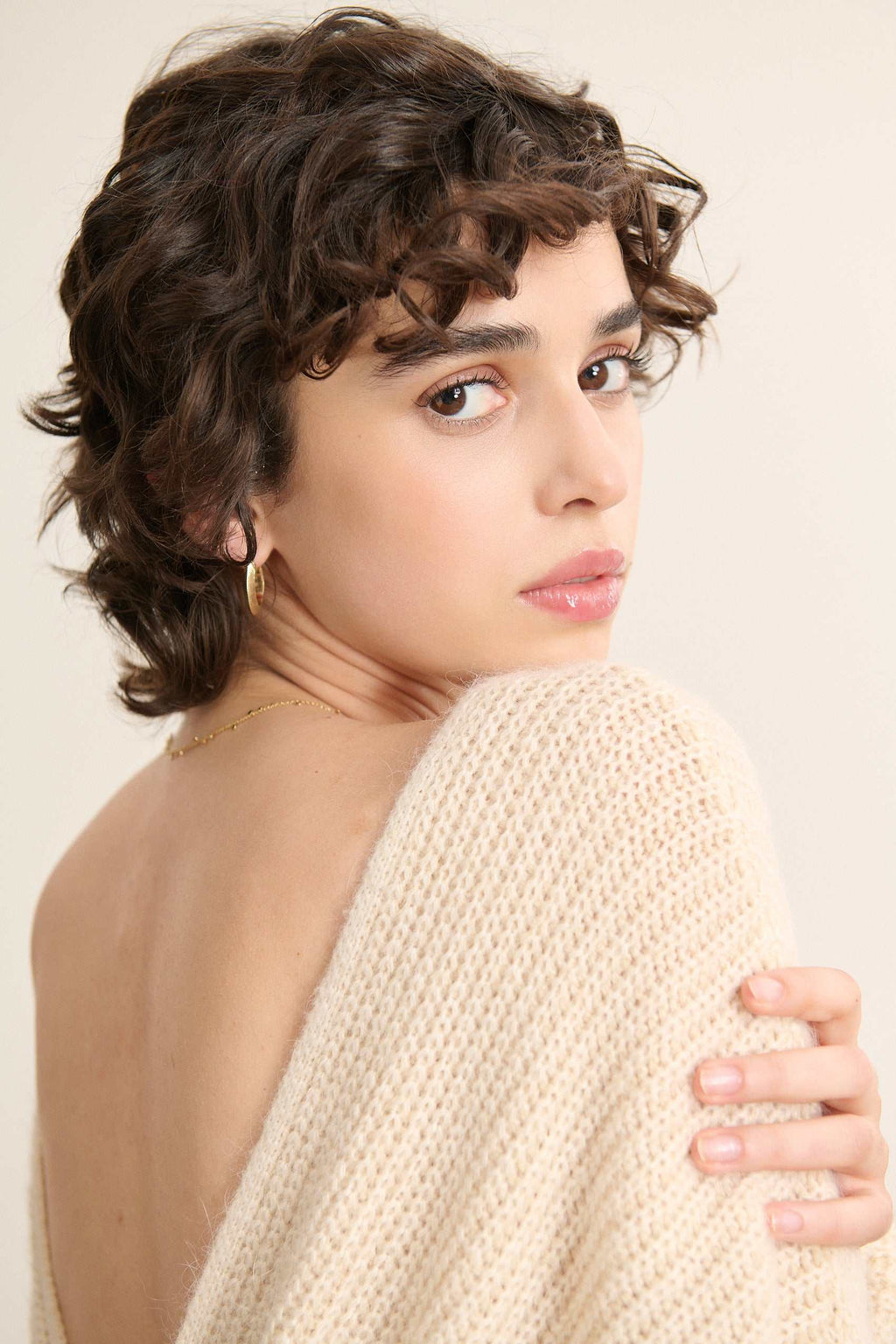 Maille douce composée de polyamide, angora, viscose et laine, texture duveteuse et chaude au toucher léger.