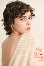 Maille douce composée de polyamide, angora, viscose et laine, texture duveteuse et chaude au toucher léger.