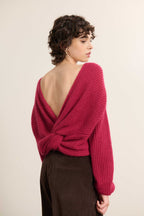 Pull grenat à dos ouvert et nœud, collection Garance Paris automne hiver 2025, maille douce et décolleté féminin au dos.