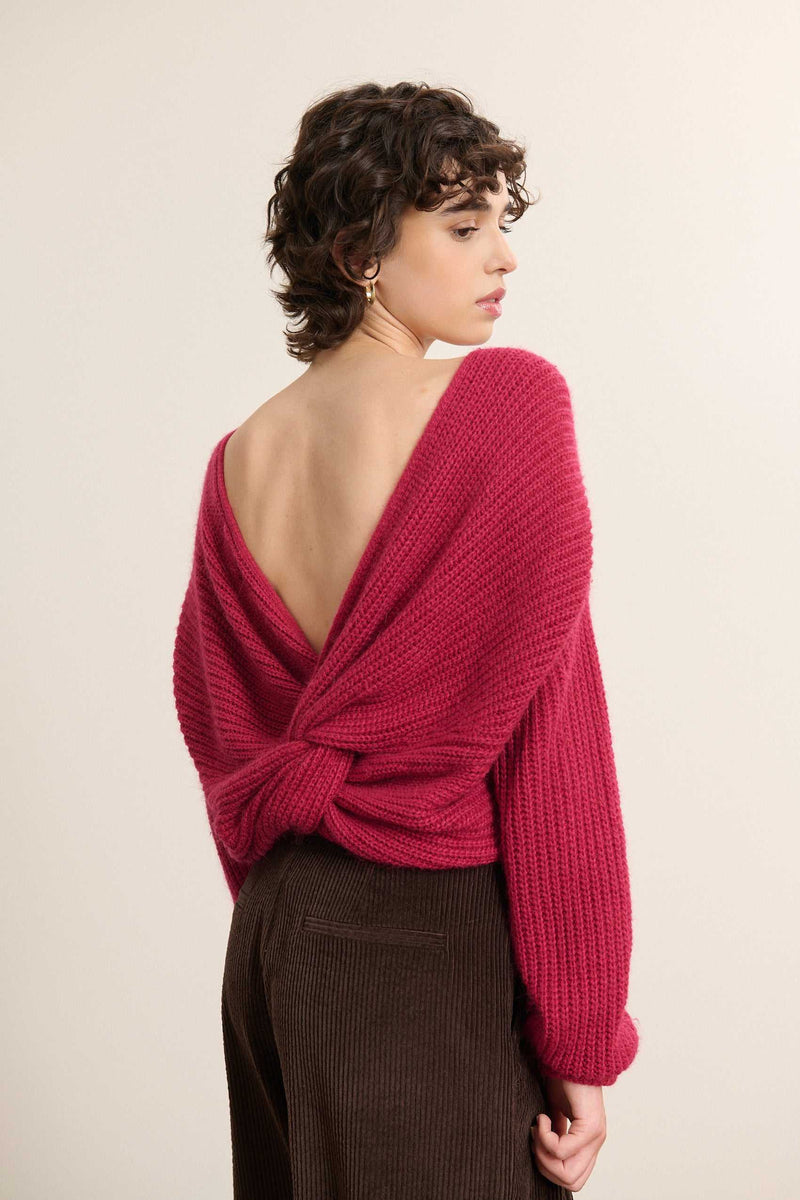 Pull grenat à dos ouvert et nœud, collection Garance Paris automne hiver 2025, maille douce et décolleté féminin au dos.