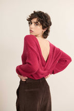 Vue arrière du pull grenat, décolleté profond en V orné d’un nœud fixe et coupe droite légèrement ajustée.