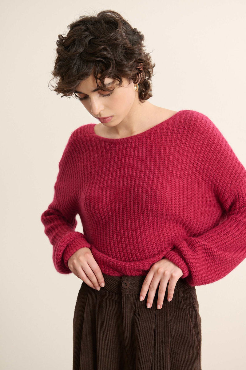 Décolleté profond dans le dos en forme de V, finition bordée par un biais en maille ton sur ton pour une tenue parfaite.