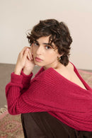 Pull à col rond classique sur le devant, monté à plat avec bord-côte discret assurant un bon maintien à l’encolure.