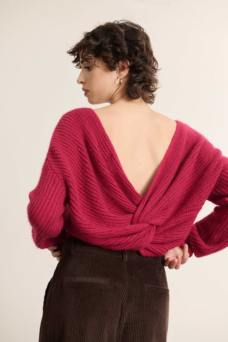 Manches longues à coupe droite, poignets et base finis par un bord-côte ton sur ton pour structurer la silhouette.