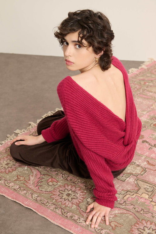 Maille douce composée de polyamide, angora, viscose et laine, texture duveteuse et chaude au toucher léger.