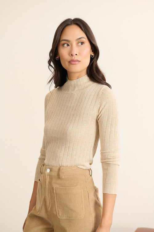 PISTACHE à rayures verticales ton sur ton tricotées dans la maille, ajoutant relief et structure à la silhouette.