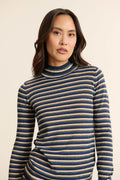 Mannequin femme de face portant un pull bleu à rayures, coupe ajustée avec col montant et manches longues près du corps.