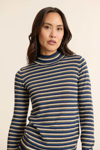 Mannequin femme de face portant un pull bleu à rayures, coupe ajustée avec col montant et manches longues près du corps.