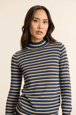 Mannequin femme de face portant un pull bleu à rayures, coupe ajustée avec col montant et manches longues près du corps.