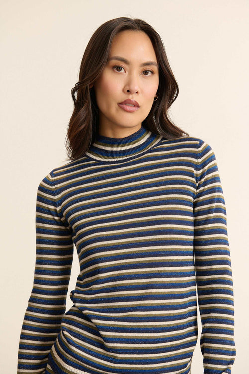 Mannequin femme de face portant un pull bleu à rayures, coupe ajustée avec col montant et manches longues près du corps.