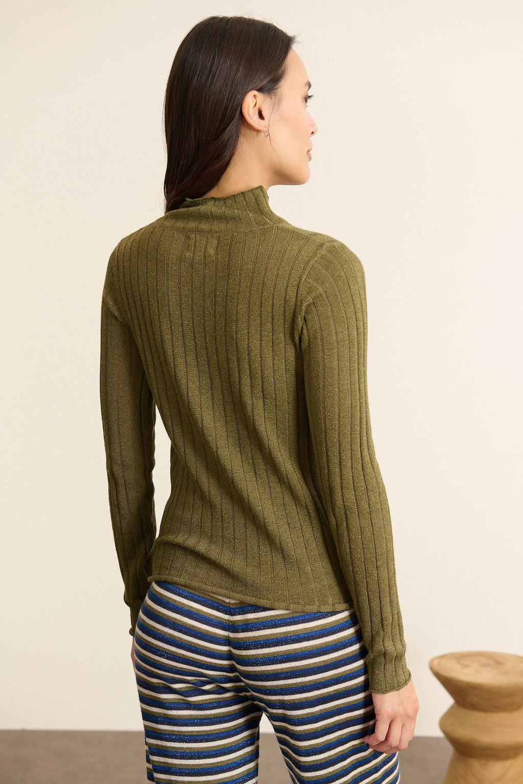 Vue arrière du pull à rayures, coupe près du corps avec tombé net, col montant et finitions soignées.