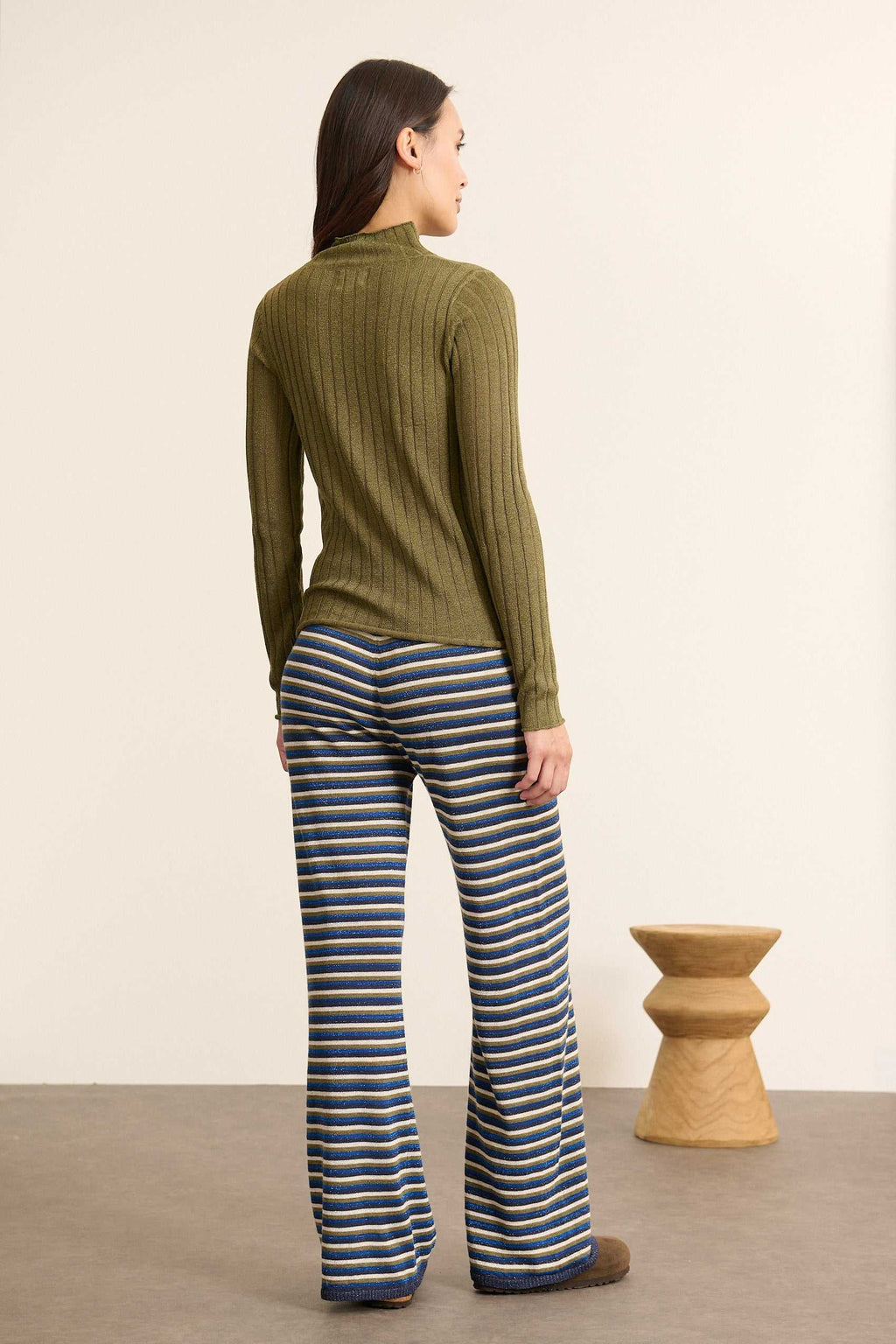 Pull au col montant ajusté en maille côtelée, monté à plat avec finition propre et tenue confortable sans compression.
