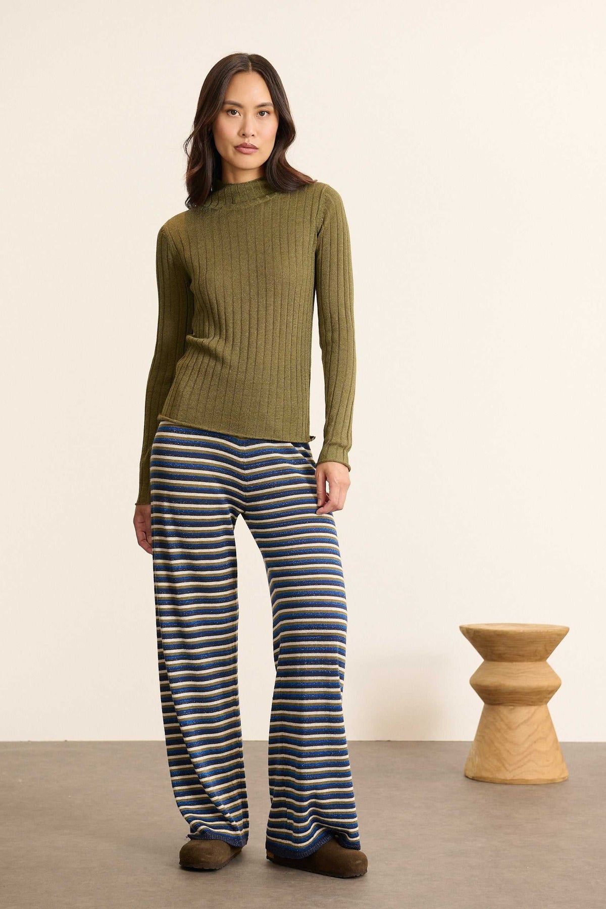 Pull à rayures kaki en maille fine, collection Garance Paris automne hiver 2025, col montant et coupe seconde peau confortable.
