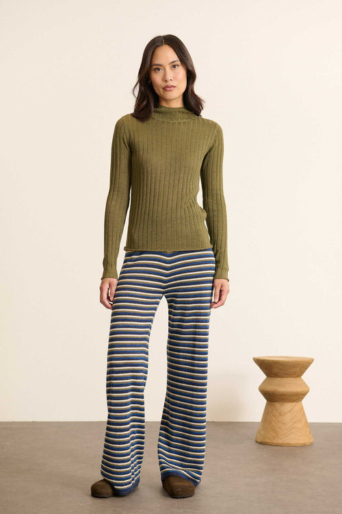 Mannequin femme de face portant un pull kaki à rayures, coupe ajustée avec col montant et manches longues près du corps.