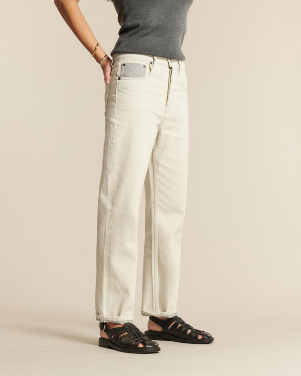 Straight jeans in 100% undyed cotton denim in light granite color, fitted cut at the hips and looser on the legs, perfect for a diverse female body type.