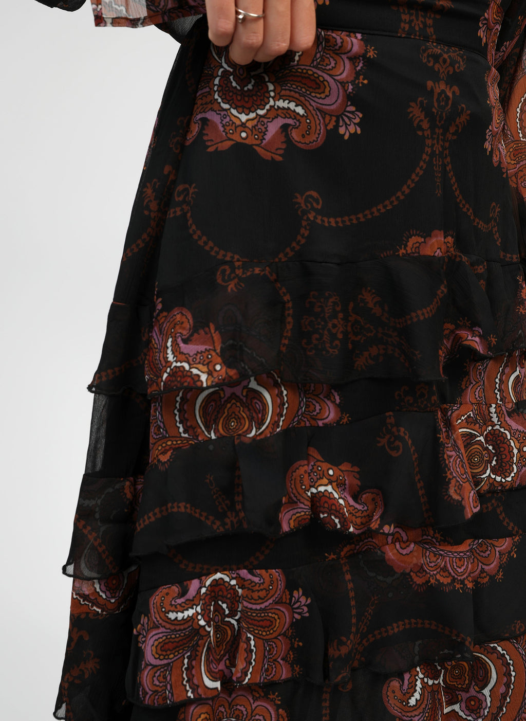 An'ge – Jupe Longue Rashely Bohemia Noir, gonna lunga a balze con stampa paisley marrone e nera