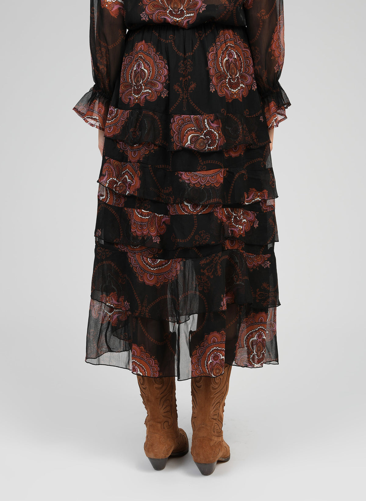 An'ge – Gonna lunga Rashely Bohemia Nero, abito lungo nero a motivi paisley marroni, visto da dietro