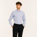 Hast – Camicia in fil-à-fil doppio ritorto celeste, camicia blu in cotone, indossata da un uomo, vista frontale