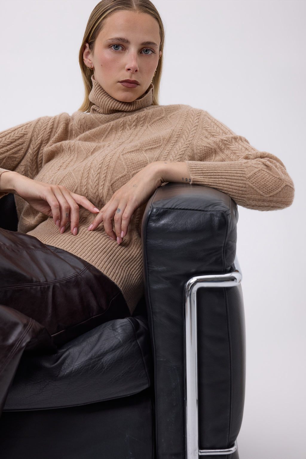 Oversize Rullekravestrik Med Snoet Mønster Reza - Cremebeige - Dame