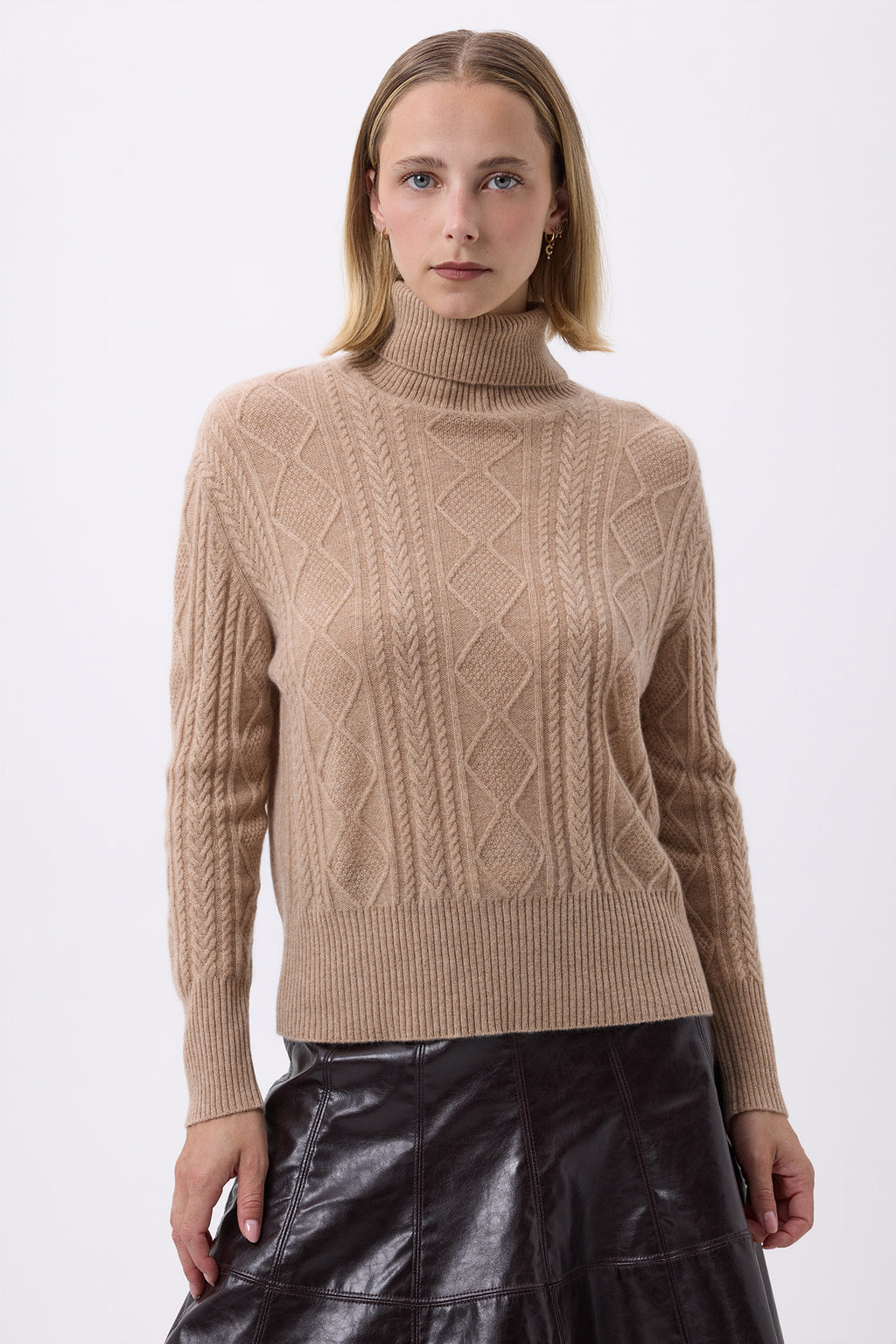 Oversize Rullekravestrik Med Snoet Mønster Reza - Cremebeige - Dame