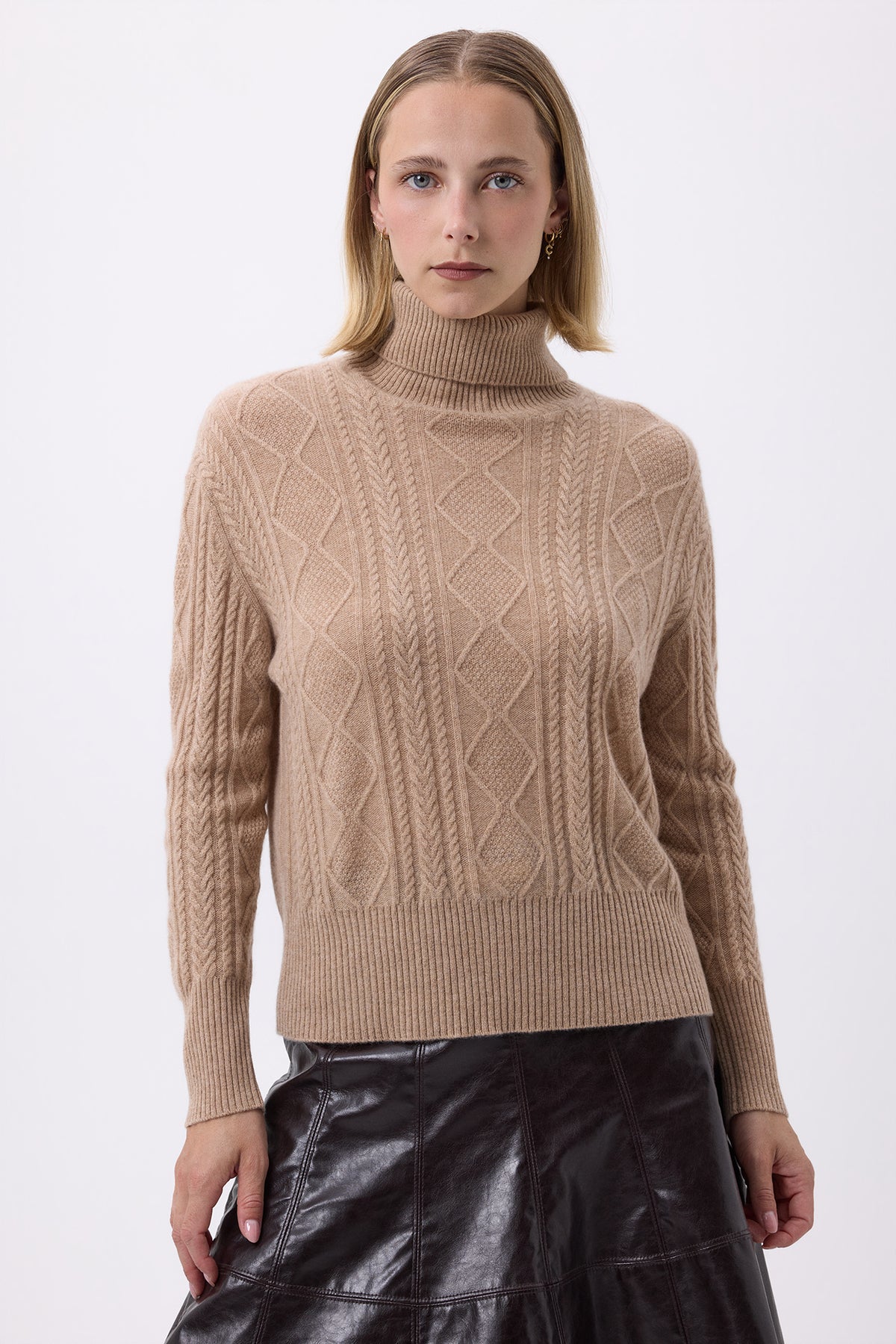 Oversize Rullekravestrik Med Snoet Mønster Reza - Cremebeige - Dame