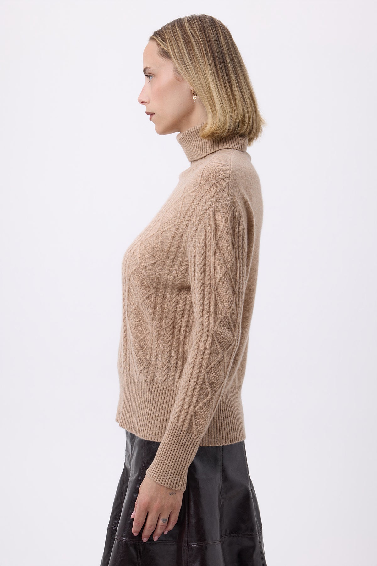 Oversize Rullekravestrik Med Snoet Mønster Reza - Cremebeige - Dame