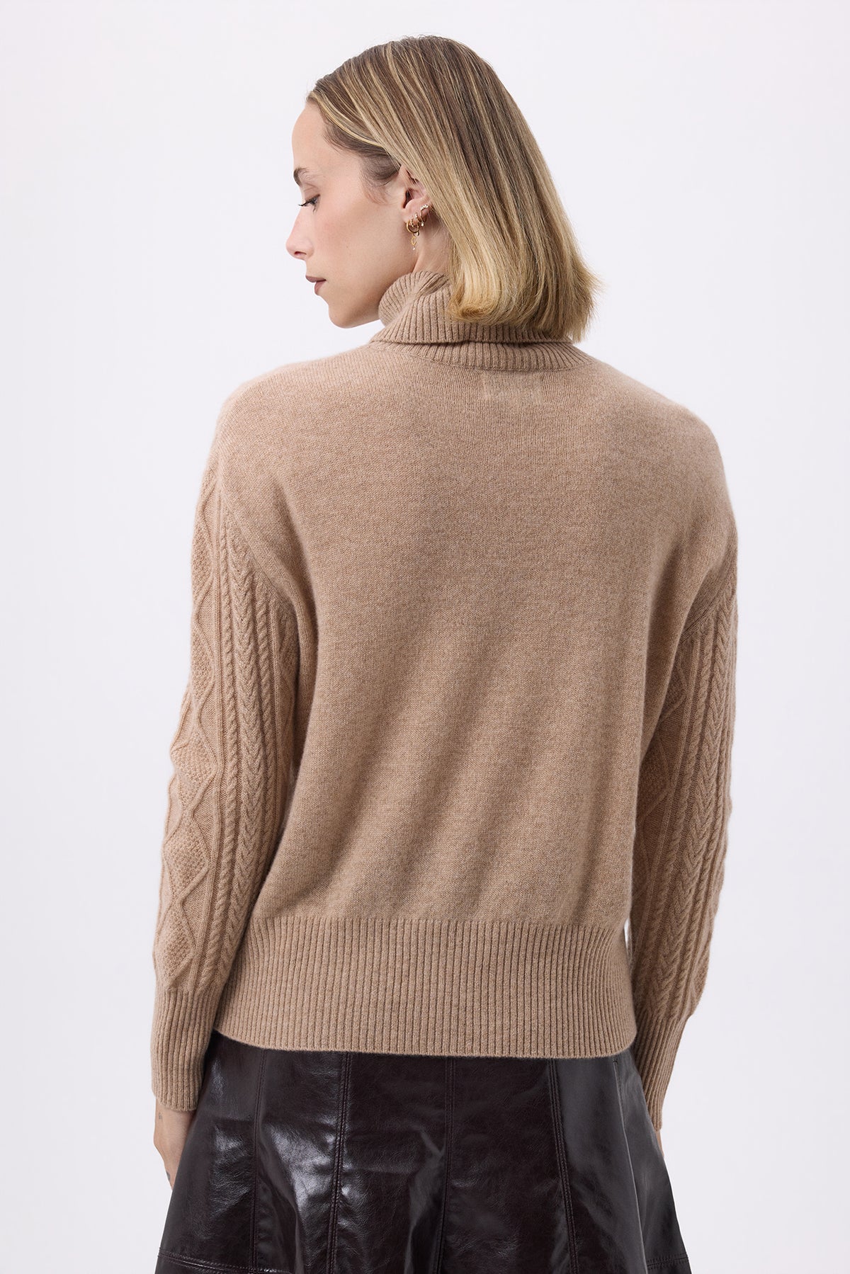 Oversize Rullekravestrik Med Snoet Mønster Reza - Cremebeige - Dame