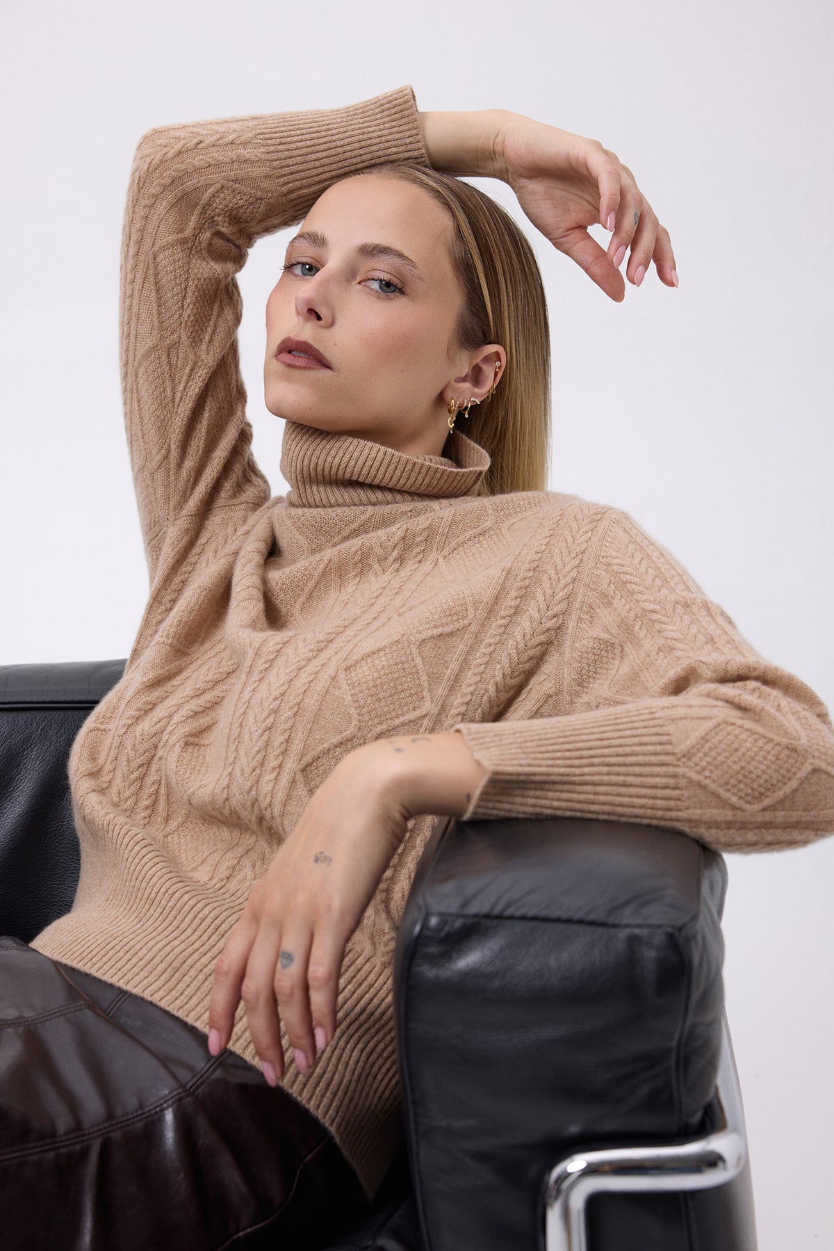 Oversize Rullekravestrik Med Snoet Mønster Reza - Cremebeige - Dame
