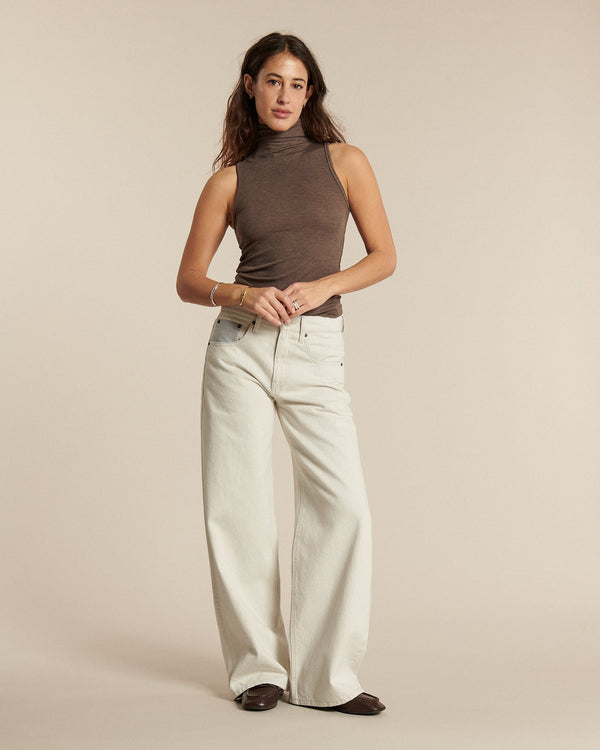 Women's jeans in light granite-colored undyed denim, wide and fluid cut, 100% cotton material offering an elegant fit suitable for all body types.