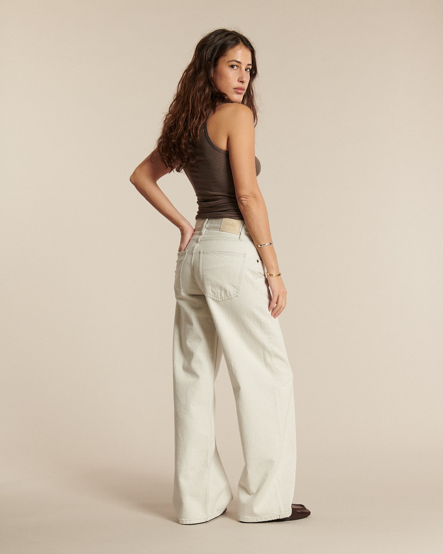 Jean femme en denim non teinté de couleur granit claire, coupe large et droite, matière 100 % coton offrant un tombé fluide et confortable, adapté à toutes les morphologies.
