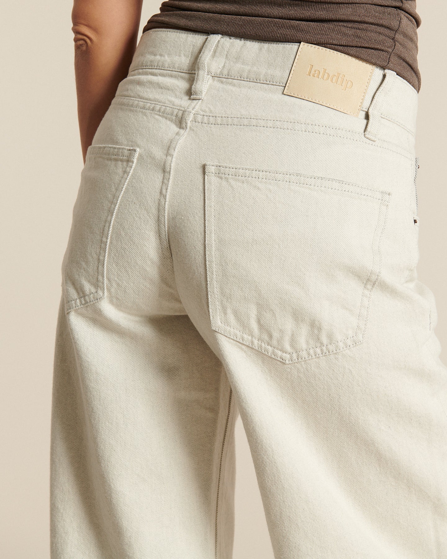 Jean en denim 100% coton de couleur granit naturel non teint, coupe droite légèrement large, confortable et adapté à toutes les morphologies féminines.