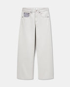 Jean large en denim 100 % coton non teint, couleur granit clair avec une poche avant contrastée, coupe droite et confortable adaptée à toutes les morphologies féminines.