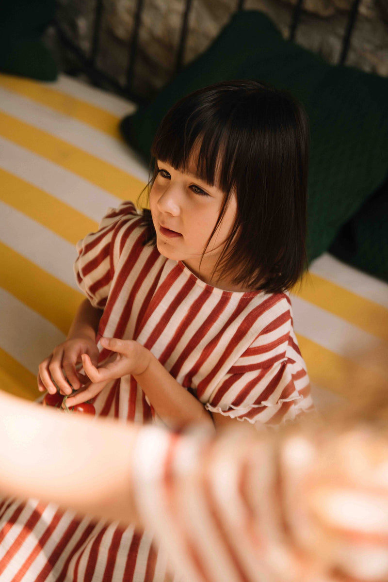 Vestido de cocina a rayas rojo ladrillo