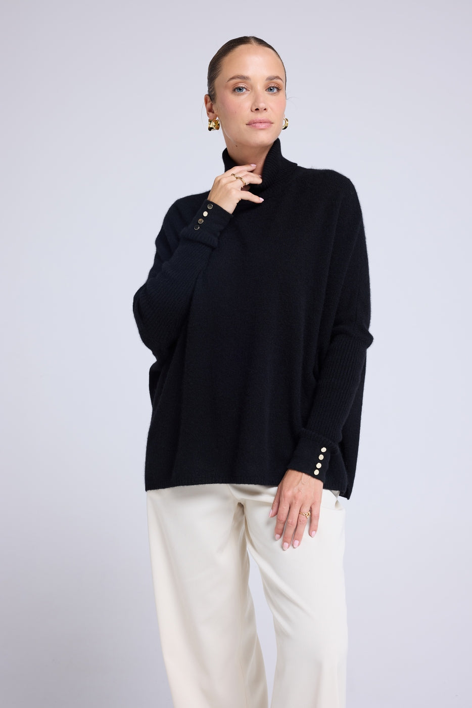 Jersey de Cuello Vuelto Botones Dorados Poncho Rolanda - Negro