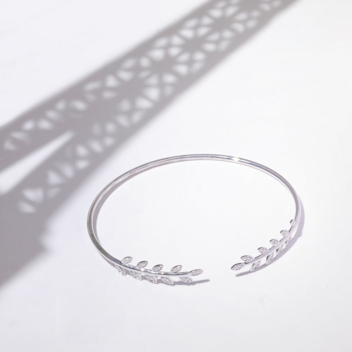 "Comme Une Feuille" Bracelet D0.21/40 - 375/1000 White Gold