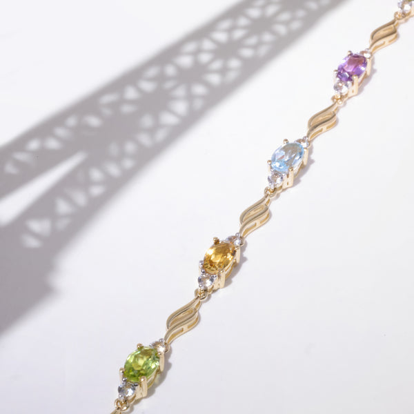 Brazalete “Mon Arc En Ciel” Top blanco 0,92/14; Tapa azul 1,4/2; Amatista 0,9/2; Peri - Oro amarillo 375/1000